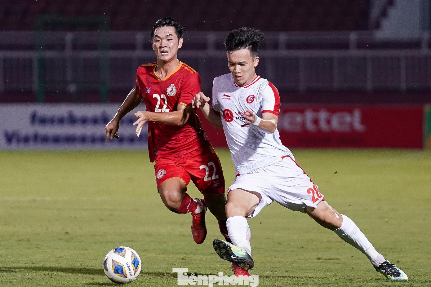 Hoàng Đức chơi chắc chắn ở khu vực giữa sân.