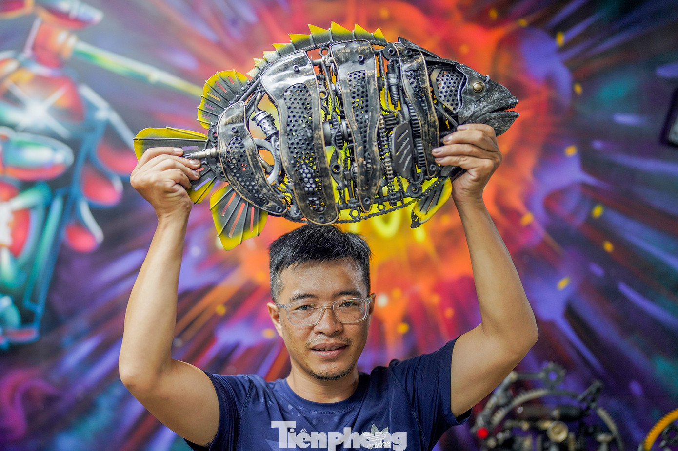 Sản phẩm "lồng đèn linh kiện" của xưởng khá đa dạng. Trong đó, có nhiều tác phẩm với độ khó cực cao, đòi hỏi các chi tiết cực chuẩn xác khi gia công. Sản phẩm "lồng đèn linh kiện" của xưởng khá đa dạng. Trong đó, có nhiều tác phẩm với độ khó cực cao, đòi hỏi các chi tiết cực chuẩn xác khi gia công.