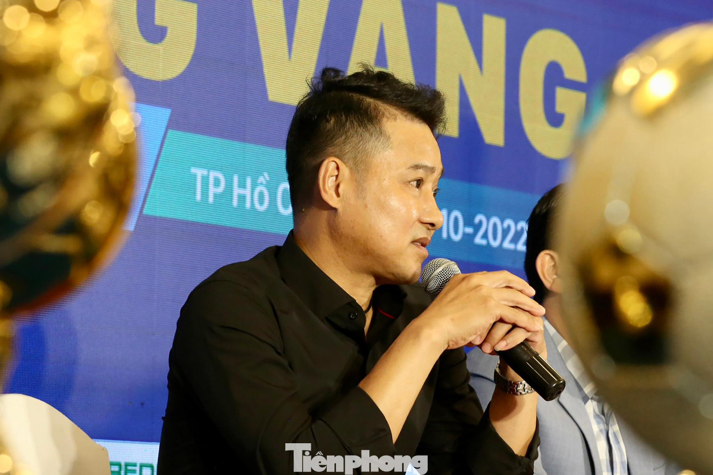 Danh thủ Nguyễn Hồng Sơn - Quả bóng vàng Việt Nam 1998 và 2000. Danh thủ Nguyễn Hồng Sơn - Quả bóng vàng Việt Nam 1998 và 2000.