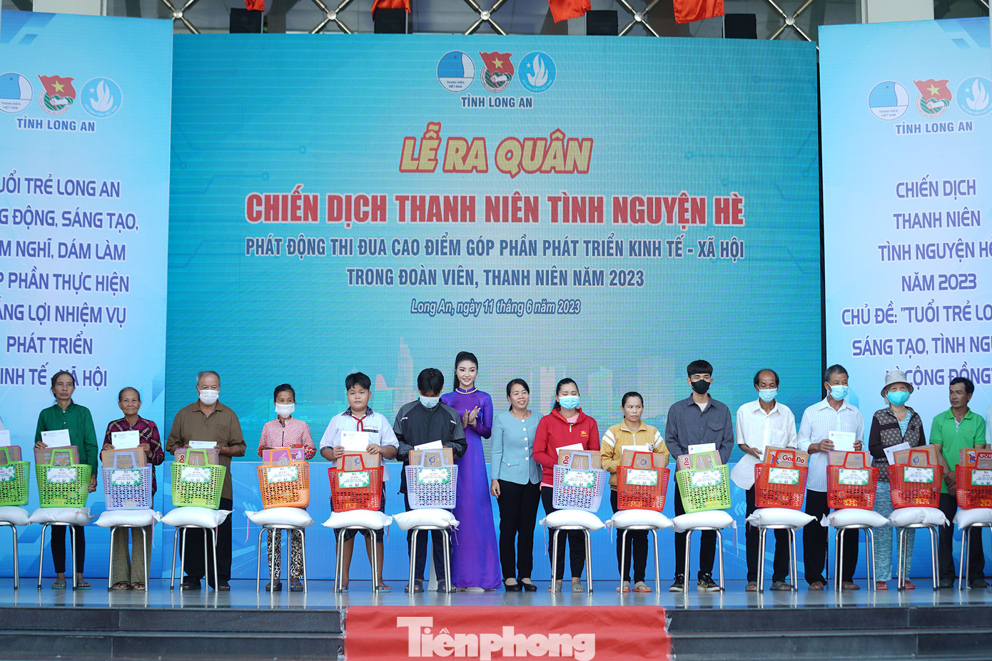 Đại sứ chiến dịch trao 30 phần quà cho các gia đình chính sách, gia đình có hoàn cảnh khó khăn (mỗi phần quà trị giá 700.000 đồng). Đại sứ chiến dịch trao 30 phần quà cho các gia đình chính sách, gia đình có hoàn cảnh khó khăn (mỗi phần quà trị giá 700.000 đồng).