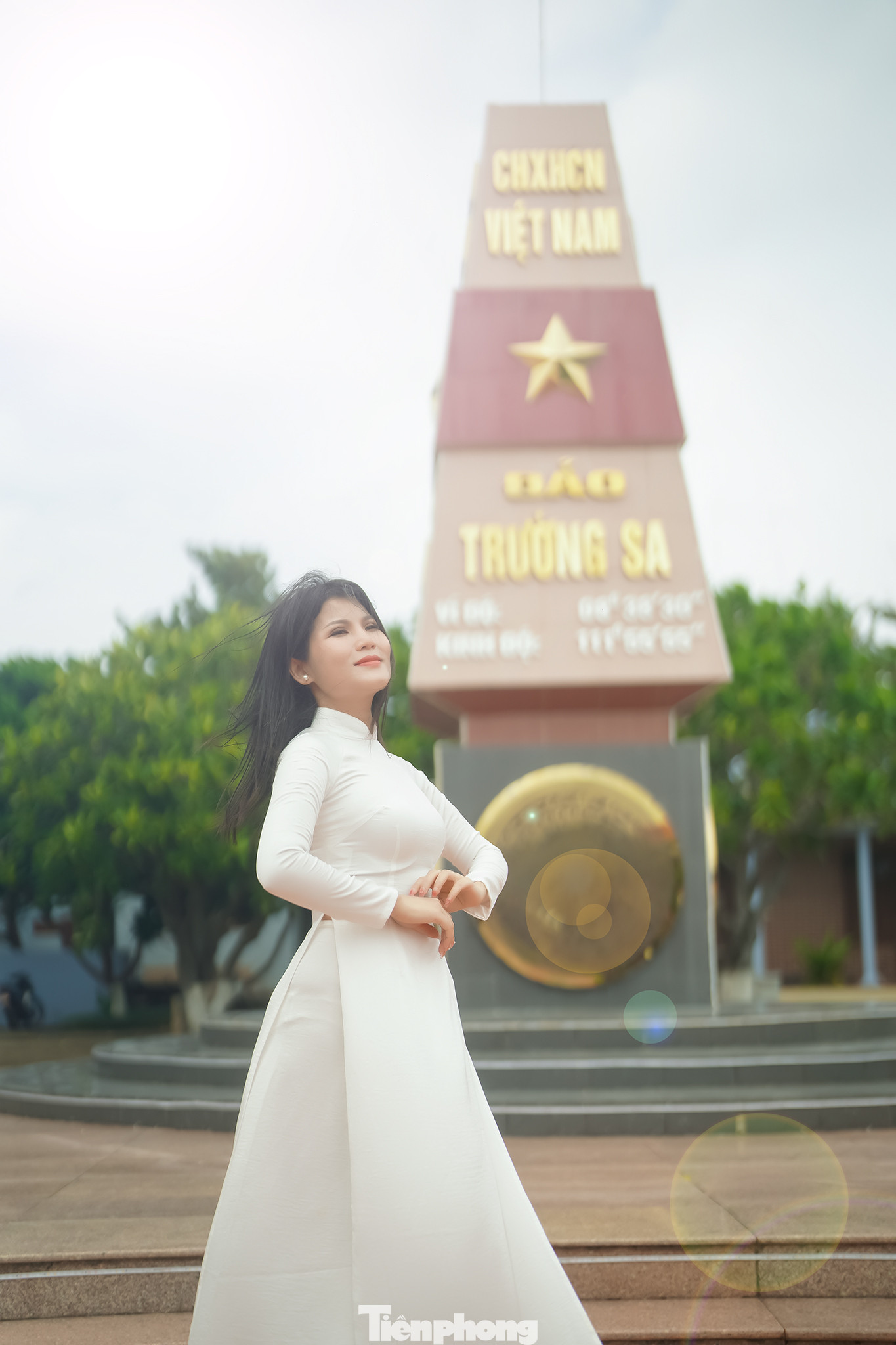 Ca sĩ Hoàng Yến có mặt trong đoàn công tác thực hiện cầu truyền hình Xuân Trường Sa 2024 xúc động khi được mời làm mẫu ảnh áo dài ngay bên cạnh cột mốc chủ quyền Trường Sa. Ca sĩ Hoàng Yến có mặt trong đoàn công tác thực hiện cầu truyền hình Xuân Trường Sa 2024 xúc động khi được mời làm mẫu ảnh áo dài ngay bên cạnh cột mốc chủ quyền Trường Sa.