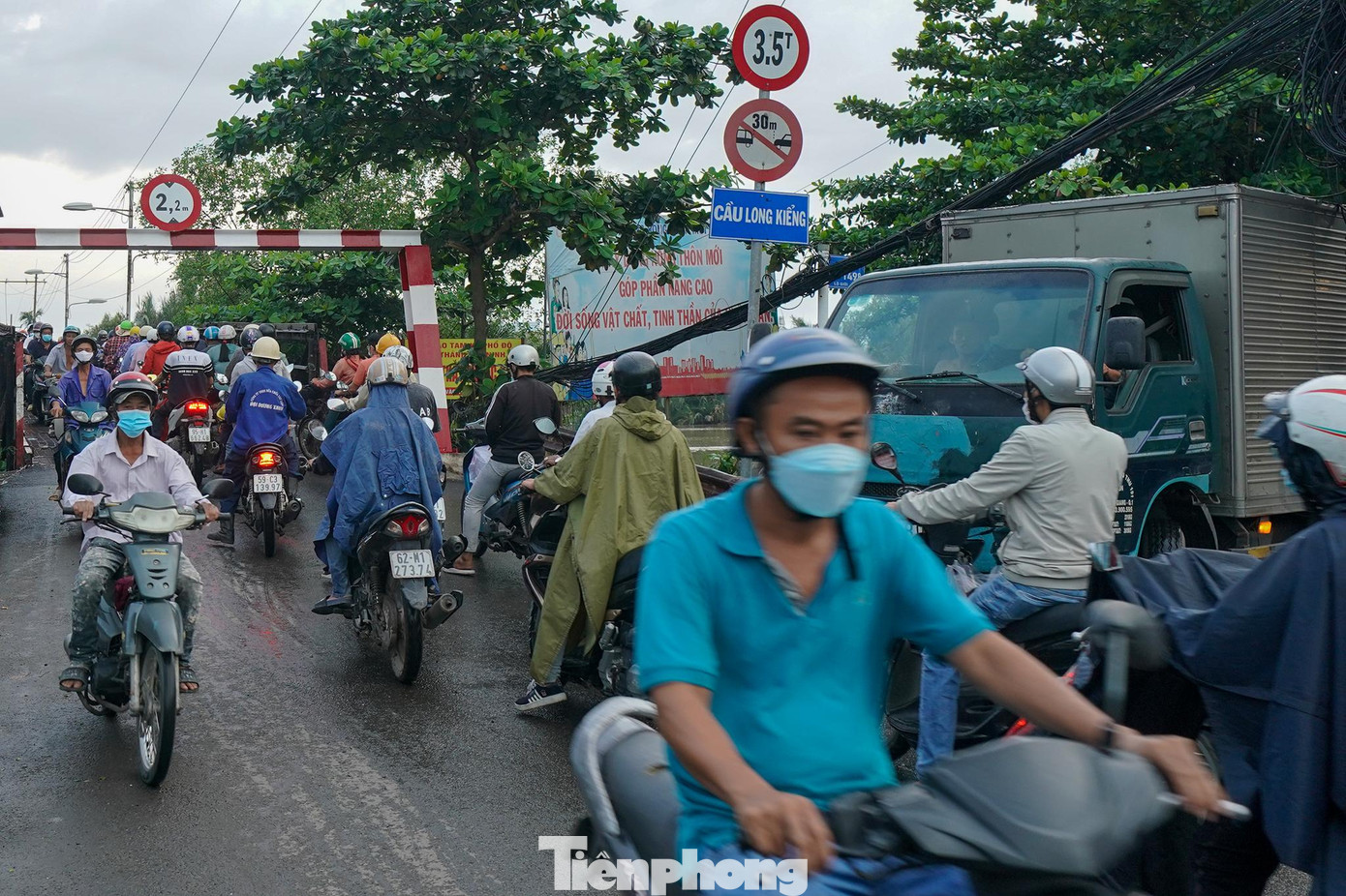 Việc nhiều xe vượt tải trọng của cầu phải quay xe tìm đường khác vào giờ cao điểm thường gây ùn tắc giao thông. Việc nhiều xe vượt tải trọng của cầu phải quay xe tìm đường khác vào giờ cao điểm thường gây ùn tắc giao thông.