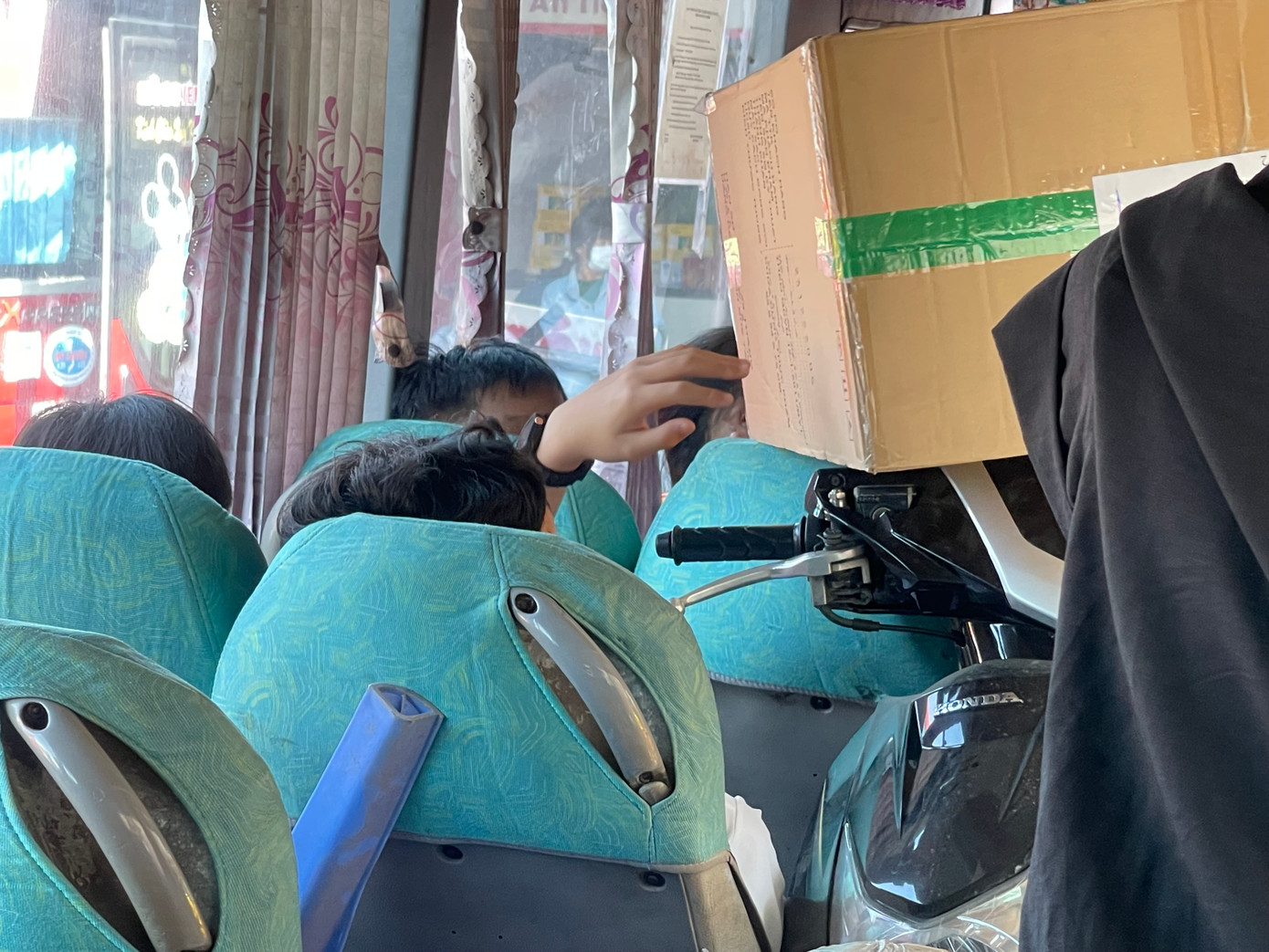 "Hên là khách toàn người quen trong xã nên dễ thông cảm. Tết mà, ngày thường có vậy đâu", ông Nguyễn Văn Tùng (hành khách ngồi băng cuối trên chuyến xe về Vũng Liêm) bộc bạch.