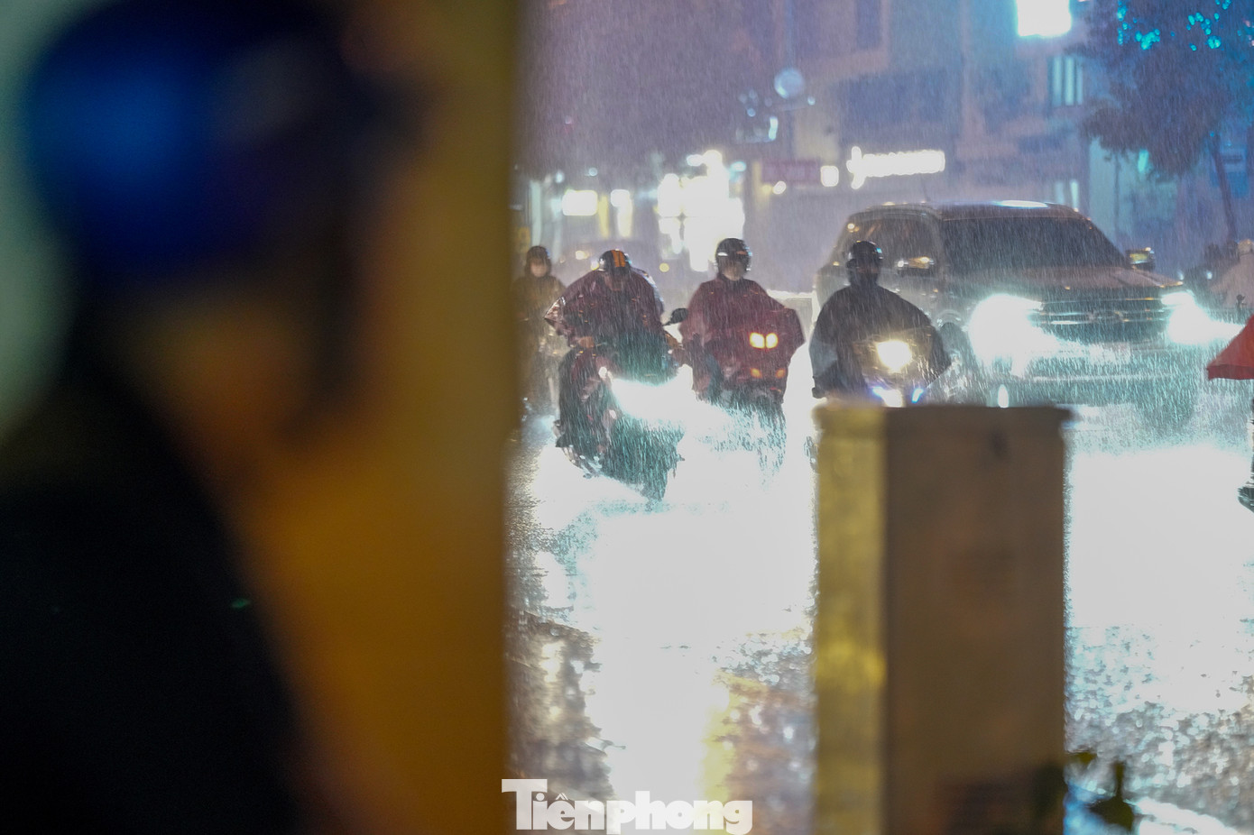 Một số người chọn cách trú mưa dưới hiên nhà dân.