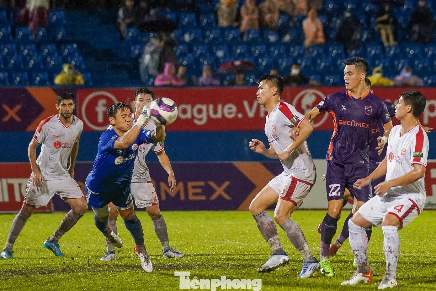 Viettel dâng cao tấn công tìm bàn gỡ, chính vì thế khung thành Nguyên Mạnh luôn đặt trong tình trạng báo động khi Tiến Linh liên tục áp sát. Tiền đạo Nguyễn Tiến Linh mới trở lại sau chấn thương nhưng đã chơi năng nổ và có cảm giác bóng tốt. Viettel dâng cao tấn công tìm bàn gỡ, chính vì thế khung thành Nguyên Mạnh luôn đặt trong tình trạng báo động khi Tiến Linh liên tục áp sát. Tiền đạo Nguyễn Tiến Linh mới trở lại sau chấn thương nhưng đã chơi năng nổ và có cảm giác bóng tốt.