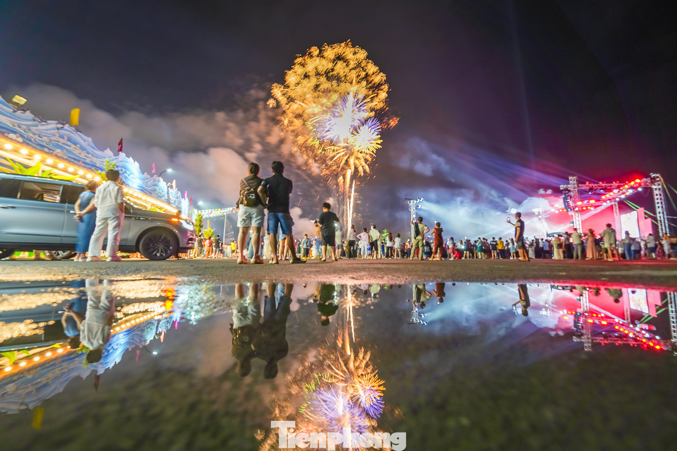 Trong khi đó, tại KDL Sơn Tiên (TP Biên Hoà, Đồng Nai) cũng có bắn pháo hoa cùng nhiều hoạt động nghệ thuật, phục vụ người dân nhu cầu vui chơi, giải trí.