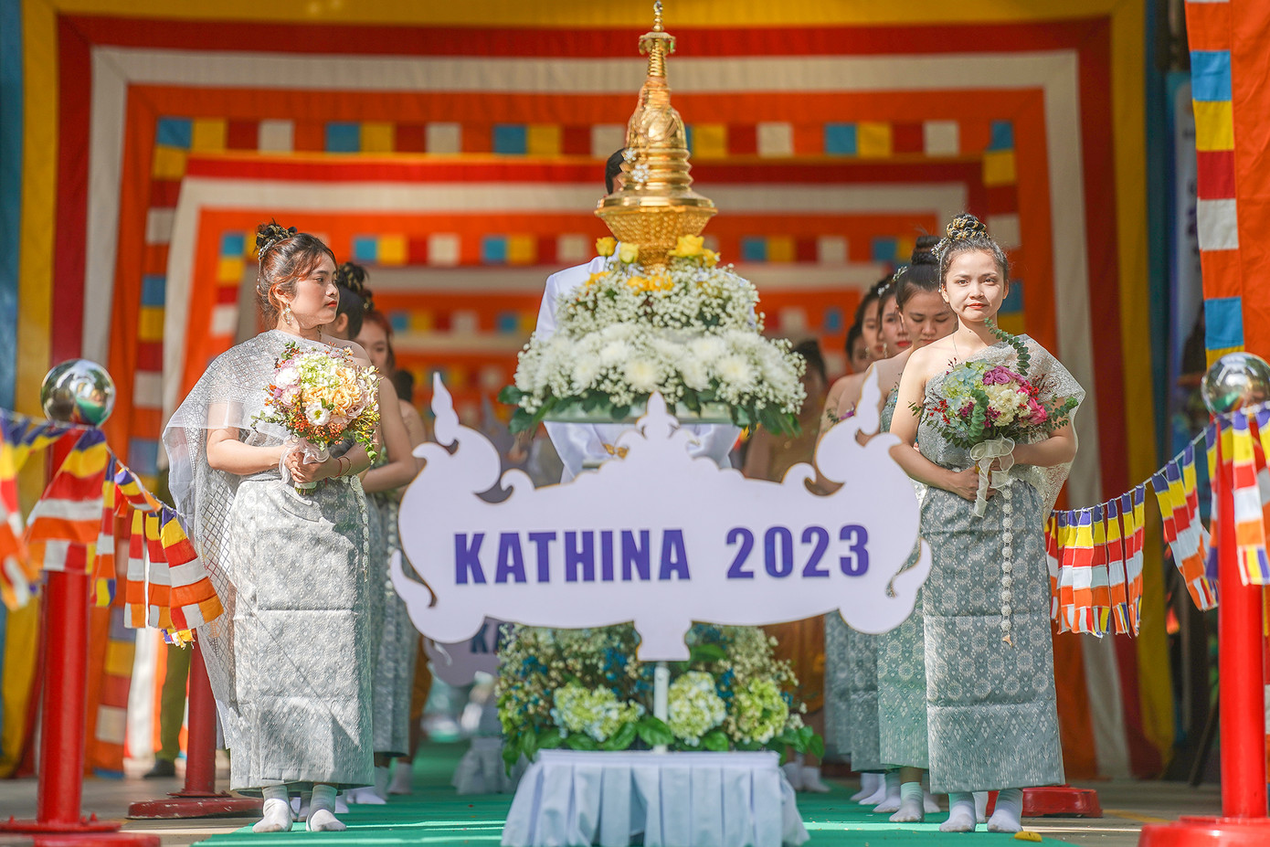 Nhiều đồng bào dân tộc Khmer sinh sống tại TPHCM và các tỉnh lân cận diện những bộ trang phục truyền thống tham gia rước y, dâng lễ.