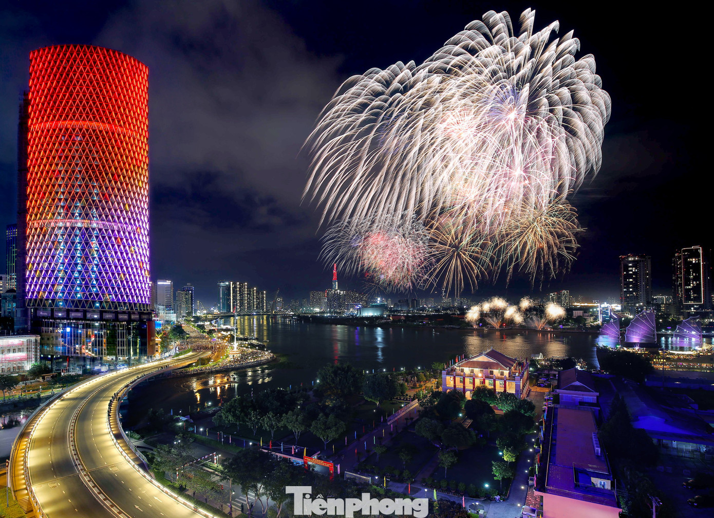 Thành phố cũng tổ chức nhiều hoạt động văn hoá nghệ thuật như: Các suất diễn cải lương tại Nhà hát Trần Hữu Trang và trước Trung tâm Văn hoá thành phố từ 14/1 đến 5/2; biểu diễn đờn ca tài tử phía trước Nhà hát thành phố từ 20 đến 29/1.