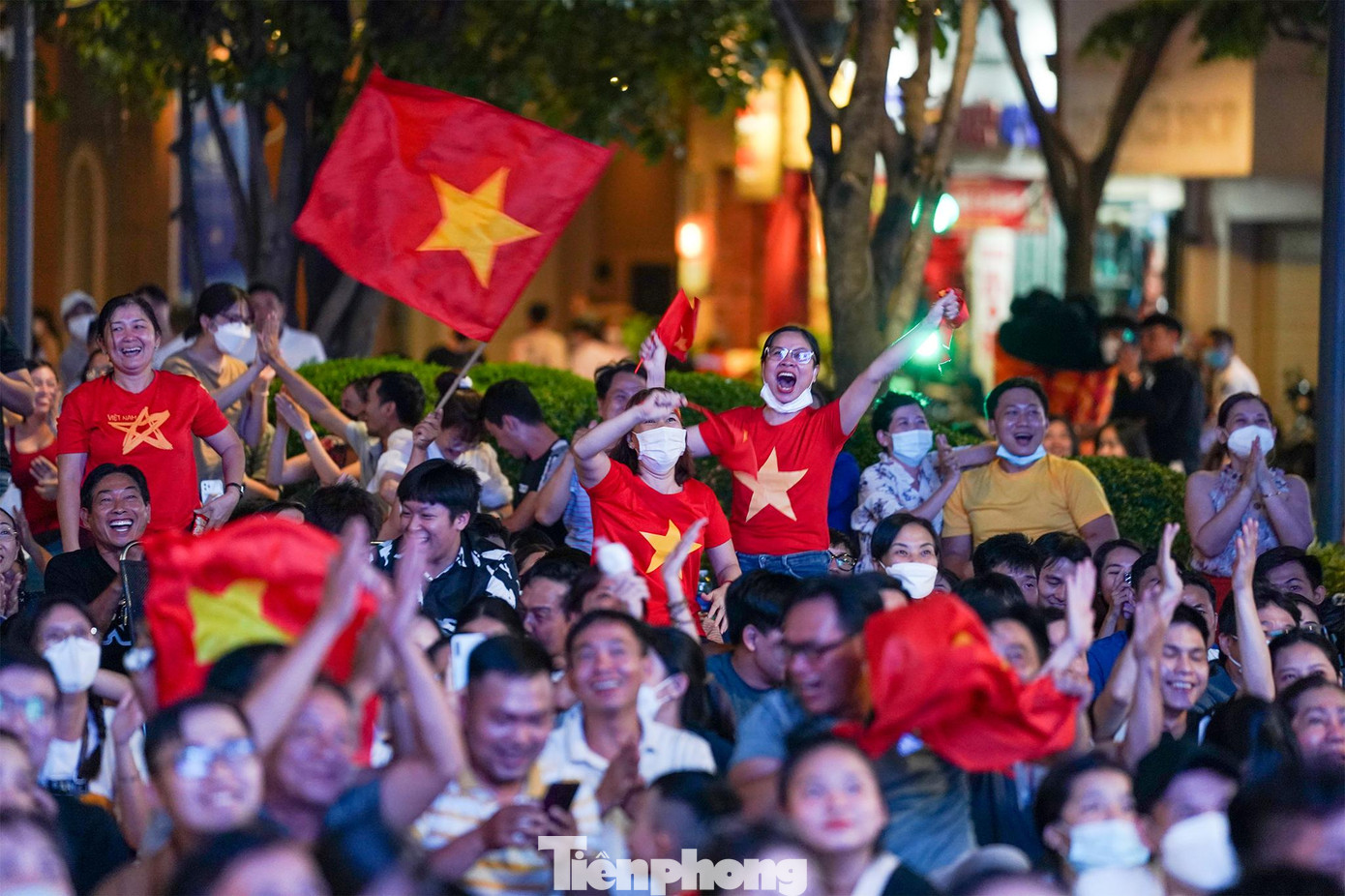 Hàng chục ngàn khán giả vỡ oà trong sung sướng. Hàng chục ngàn khán giả vỡ oà trong sung sướng.