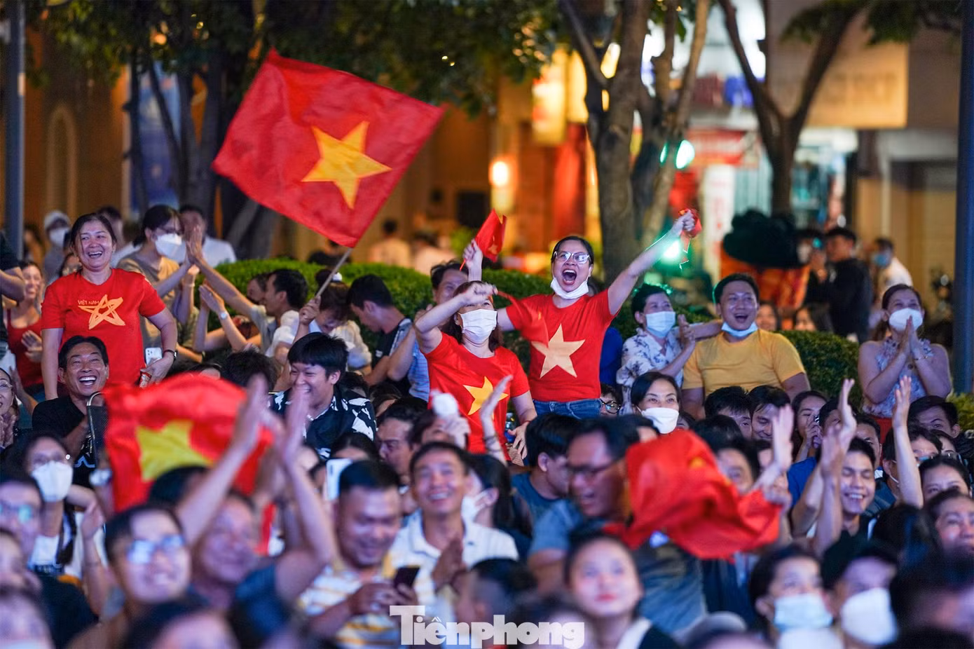 Hàng chục ngàn khán giả vỡ oà trong sung sướng.