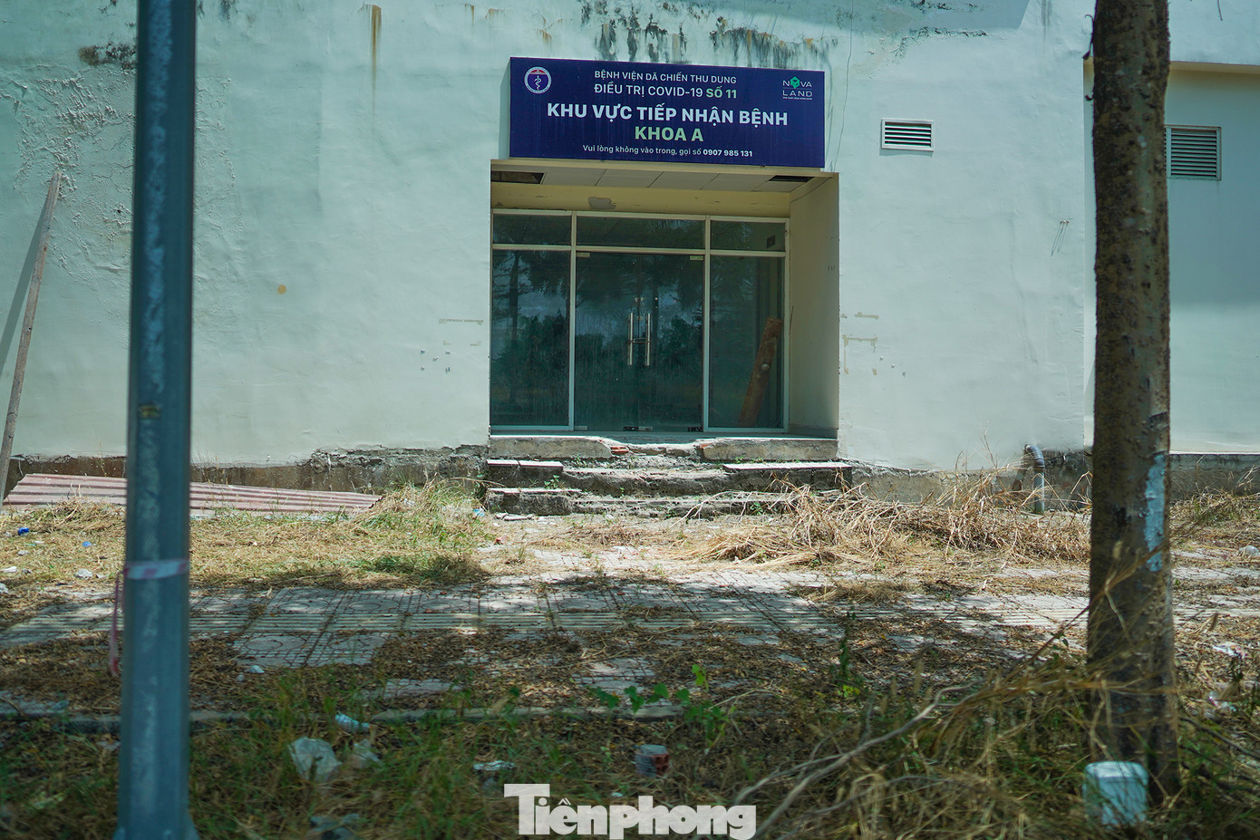 Lối vào toà nhà xuống cấp.