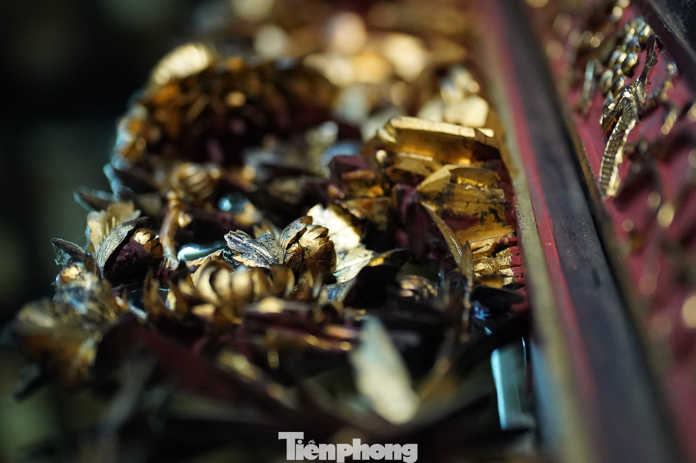 Các hoạ tiết trang trí ở bao lam giữ nguyên bản, nhiều vị trí vẫn ánh sáng vàng khi ánh nắng chiếu rọi. Chùa có 9 bao lam, 19 bức hoành phi.