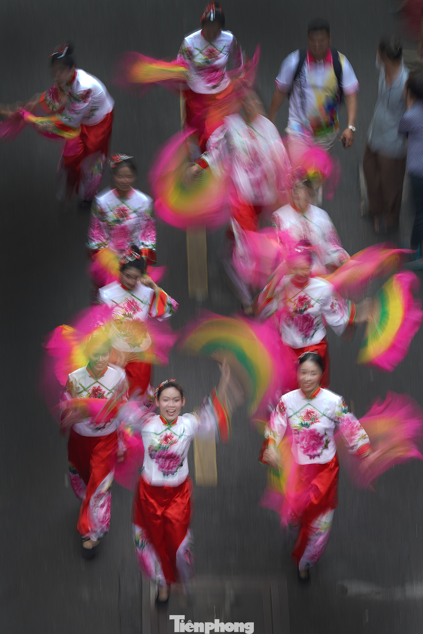 Một nhóm diễn viên múa thực hiện các động tác vũ đạo trên đường phố.