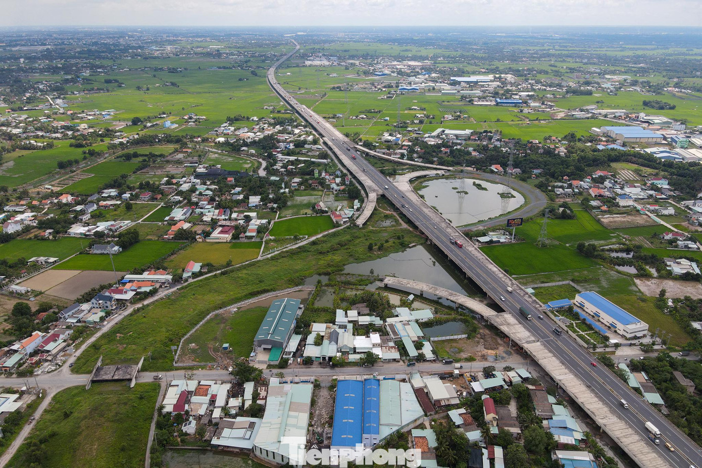 Trục giữa là cao tốc TPHCM-Trung Lương, vòng cung bên trái là đường ra vào cao tốc tuyến Vành đai 3, hai nhánh bên phải là đường ra vào cao tốc Bến Lức-Long Thành. Nút giao huyết mạch này nằm tại xã Mỹ Yên, huyện Bến Lức, tỉnh Long An.