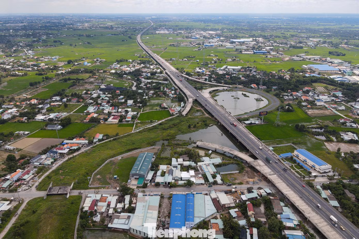 Trục giữa là cao tốc TPHCM-Trung Lương, vòng cung bên trái là đường ra vào cao tốc tuyến Vành đai 3, hai nhánh bên phải là đường ra vào cao tốc Bến Lức-Long Thành. Nút giao huyết mạch này nằm tại xã Mỹ Yên, huyện Bến Lức, tỉnh Long An.