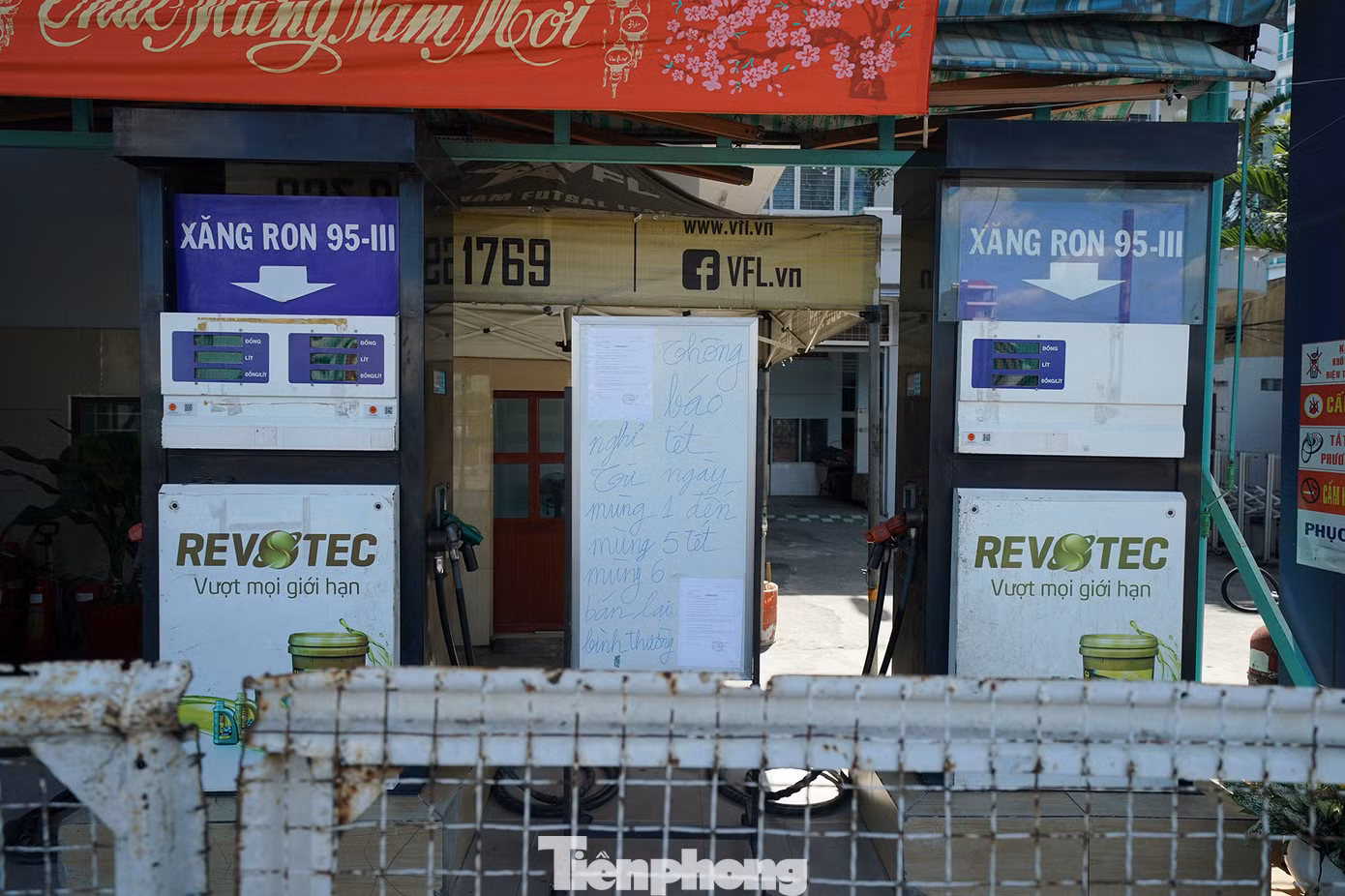 Bảng thông báo ở cây xăng Quang Liêm ghi: "Nghỉ tết từ mùng 1 đến mùng 5 Tết, mùng 6 bán lại bình thường".