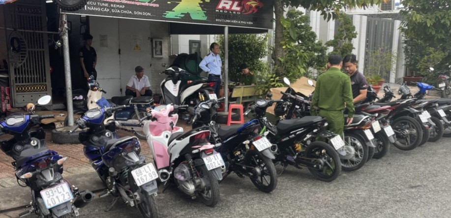 13 xe máy bị công an tạm giữ. 13 xe máy bị công an tạm giữ.