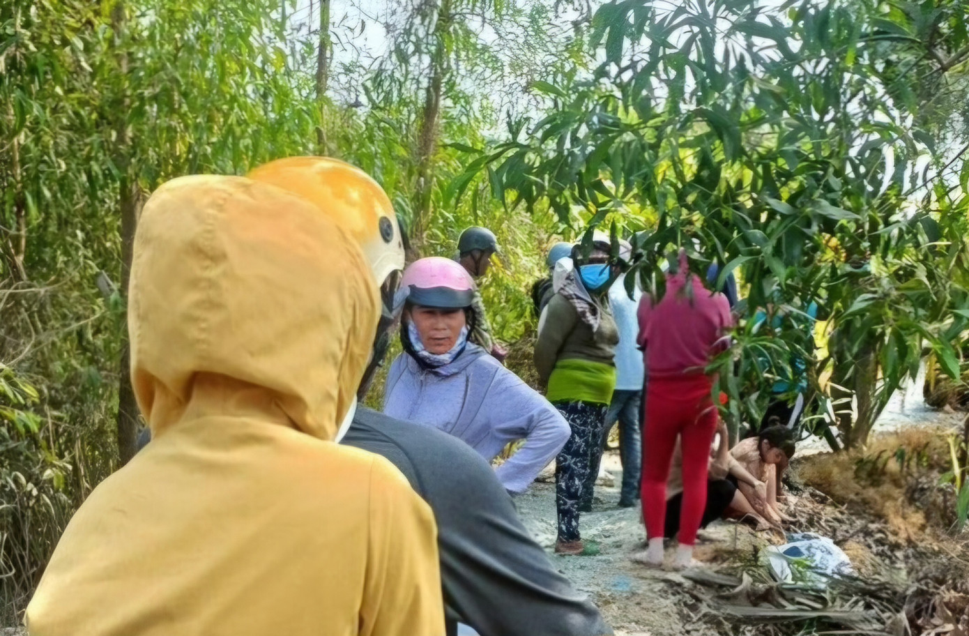 Người dân hiếu kỳ kéo đến hiện trường.