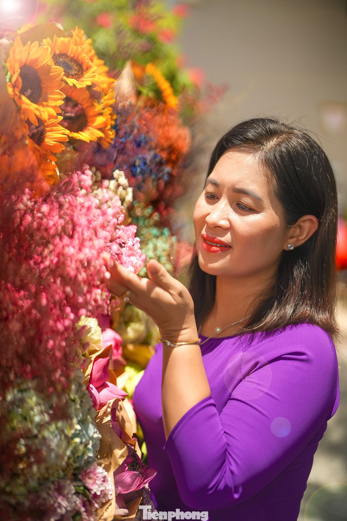 Chị Thu Lan (ngụ TP Tân An) chia sẻ: &quot;Với tôi, chụp ảnh thu chỉ là một hoạt động để tôi có thể cho con gái thư giãn sau những ngày tháng học, thi mệt mỏi. Hai mẹ con cùng đi chụp ảnh thời điểm này tôi nghĩ cũng thích hợp, vừa có ảnh đẹp, vừa lưu giữ nét thanh xuân và ý nghĩa hơn là tôi được nhìn con gái mình trưởng thành với nét thanh xuân trong veo hoà trong ánh vàng của sắc thu Hà Nội trong từng tấm ảnh&quot;.