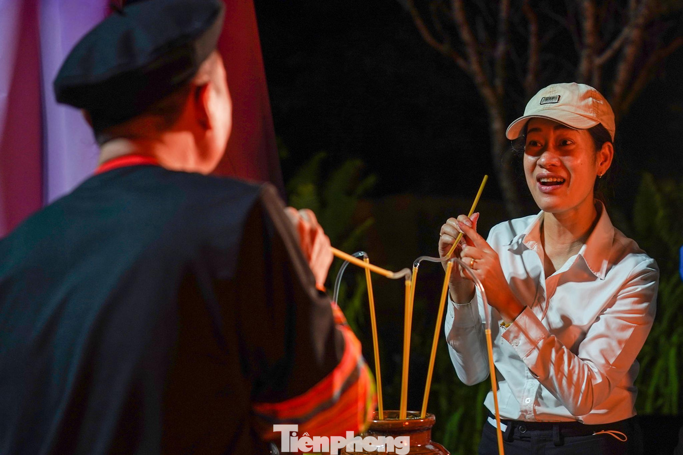 Du khách được dân bản mời nhấp rượu cần. Vì phục vụ du lịch nên mỗi du khách sẽ được phát một ống hút rượu riêng biệt. Du khách được dân bản mời nhấp rượu cần. Vì phục vụ du lịch nên mỗi du khách sẽ được phát một ống hút rượu riêng biệt.