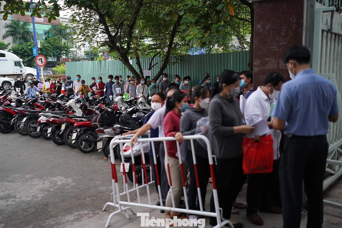 Trước sức ép cuộc sống trước mắt với thu nhập thấp, không có tích lũy, bữa cơm ngày càng đắt đỏ, nên NLĐ thường chọn rút BHXH một lần khi nghỉ việc thay vì bảo lưu chờ lương hưu. Trước sức ép cuộc sống trước mắt với thu nhập thấp, không có tích lũy, bữa cơm ngày càng đắt đỏ, nên NLĐ thường chọn rút BHXH một lần khi nghỉ việc thay vì bảo lưu chờ lương hưu.