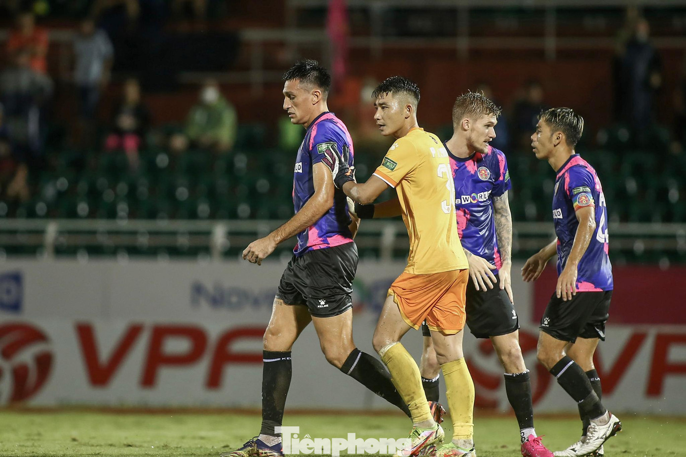 Nhưng niềm vui của Sài Gòn FC chẳng kéo dài lâu, khi trung vệ Đỗ Merlo có pha đánh đầu phản lưới nhà rất đáng trách ở phút 27 giúp Hồng Lĩnh Hà Tĩnh gỡ hòa 1-1.