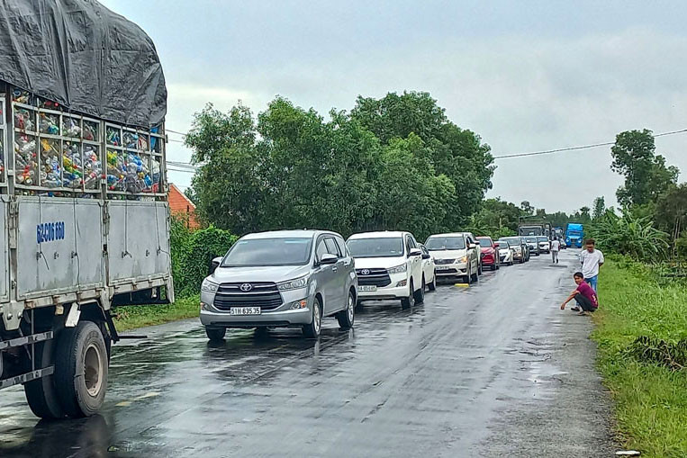Giao thông ùn ứ kéo dài khoảng 3km.
