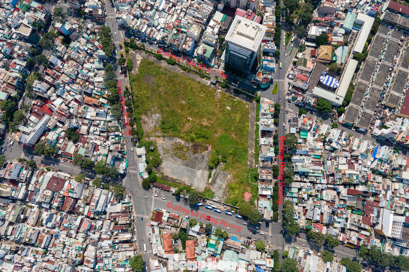 Theo Tổng Cty Thuốc lá Việt Nam, hợp đồng liên doanh quy định giá trị khu đất hơn 30.000 m2 là hơn 1.300 tỷ đồng. Tuy nhiên, ghi nhận của các nhà đầu tư dự án tới nay vẫn chỉ là bãi đất trống. Không những vậy, dự án còn được rao bán với mức giá rất cao, khoảng 4.520 tỷ đồng vào năm 2018 cho cả lô đất, tương đương 146 triệu đồng/m2.