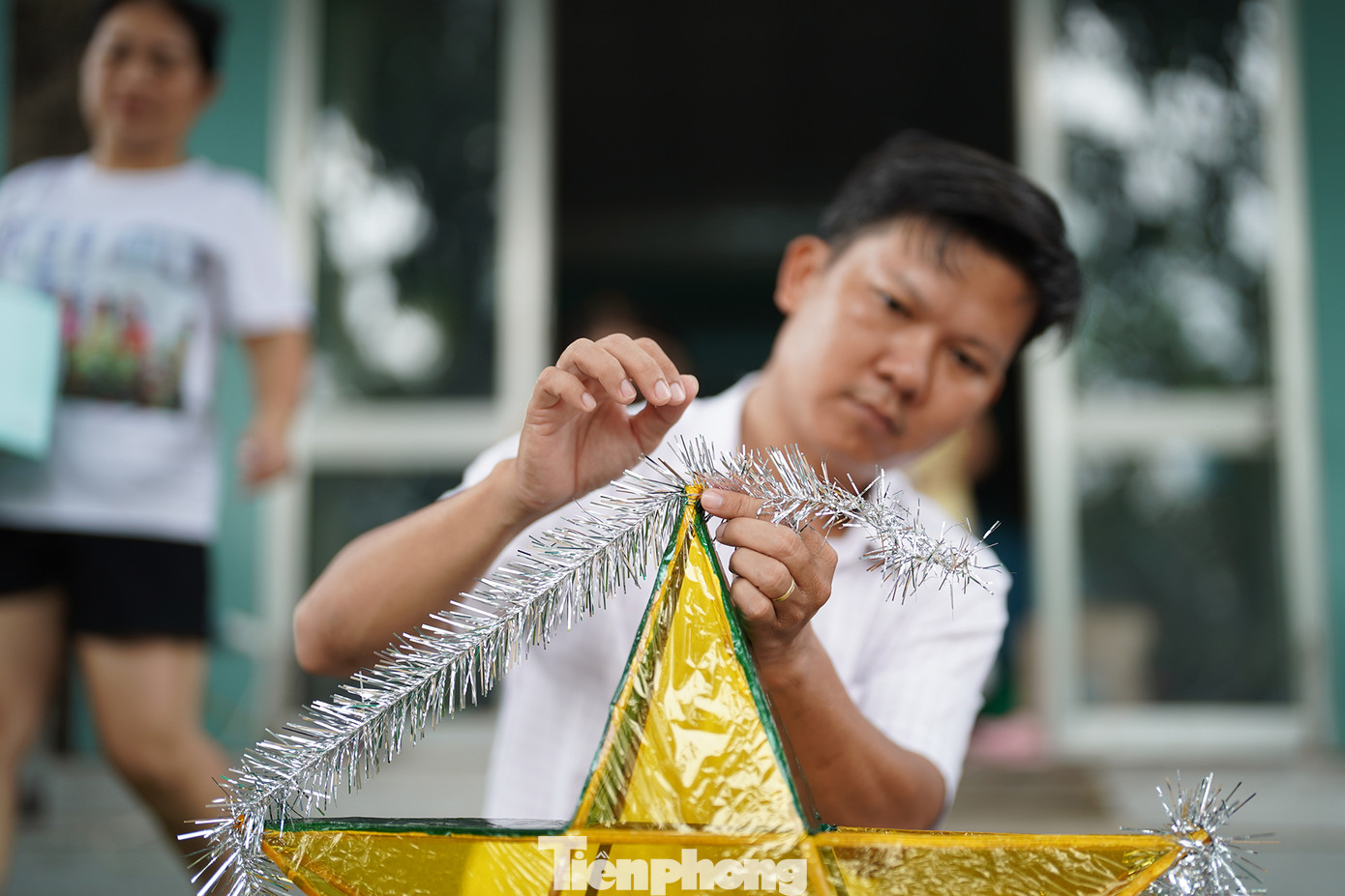 Hình ảnh những chiếc đèn ông sao đã in sâu trong ký ức mỗi người, nó gọi về ký ức tuổi thơ với niềm háo hức có được chiếc đèn để trông trăng. Trung thu xưa, mỗi dịp Rằm tháng tám, các ông bố bà mẹ lại rục rịch vót tre, mua nến làm cho mấy đứa nhỏ chiếc đèn ông sao đón Trung thu. Anh Quốc Tuấn (đứng) hỗ trợ đắc lực cho nhóm phụ huynh thực hiện những chiếc lồng đèn.