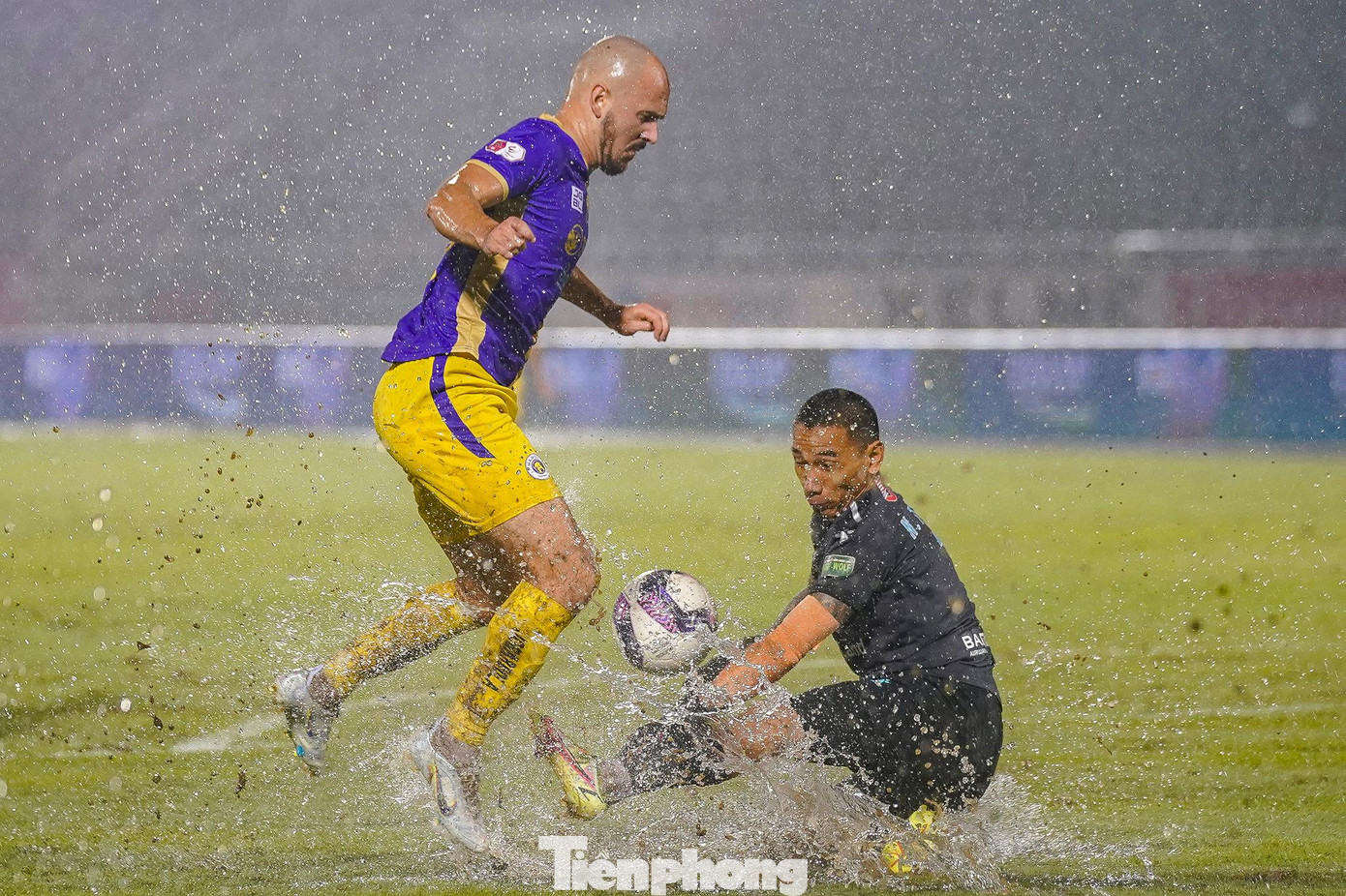 Hà Nội FC chơi không khoan nhượng khi đã dẫn 6 bàn, thủ môn Thanh Thắng làm việc vô cùng vất vả.