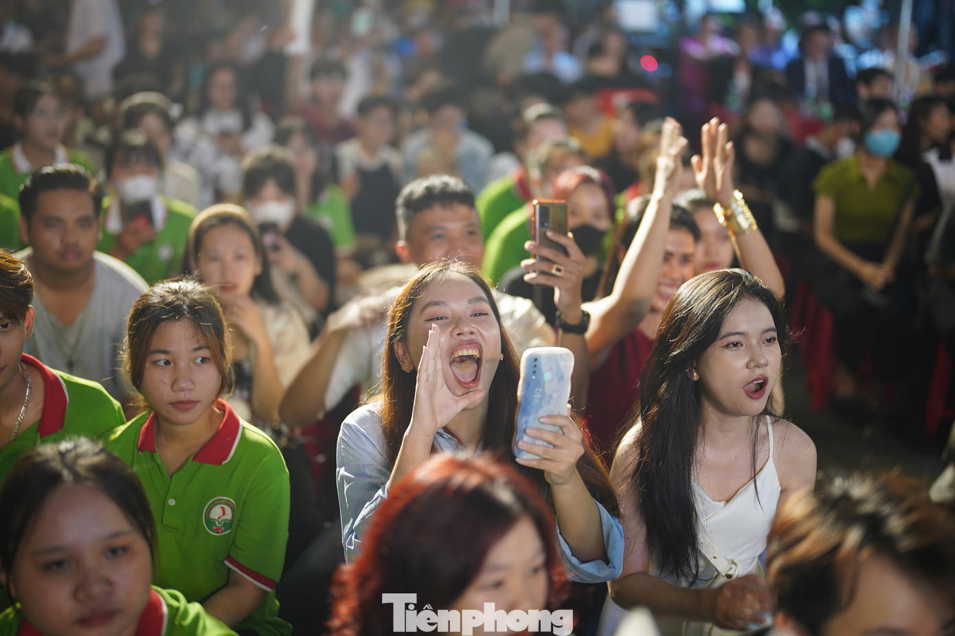 Sinh viên trường CĐ Công Thương Việt Nam khuấy động không khí với những màn cổ vũ cuồng nhiệt.