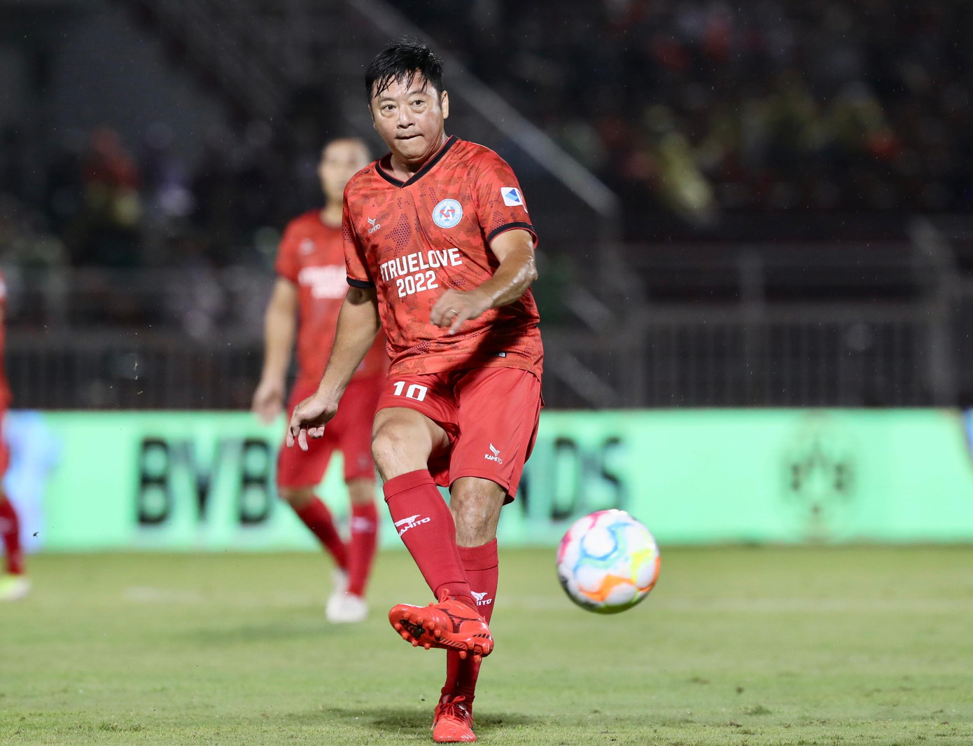 Cựu cầu thủ Lê Huỳnh Đức trận này trong vai trò HLV và... cầu thủ. Lê Huỳnh Đức chỉ xuất hiện ngắn ngủi trong khoảng 10 phút trên sân đầu hiệp 2, nhưng cựu tiền đạo một thời của bóng đá Việt Nam vẫn để lại dấu ấn khi đem về quả phạt đền cho đội chủ nhà. Trên chấm 11 m, Công Vinh thực hiện pha panenka ghi bàn thắng duy nhất cho đội Vietnam All Stars. Cựu cầu thủ Lê Huỳnh Đức trận này trong vai trò HLV và... cầu thủ. Lê Huỳnh Đức chỉ xuất hiện ngắn ngủi trong khoảng 10 phút trên sân đầu hiệp 2, nhưng cựu tiền đạo một thời của bóng đá Việt Nam vẫn để lại dấu ấn khi đem về quả phạt đền cho đội chủ nhà. Trên chấm 11 m, Công Vinh thực hiện pha panenka ghi bàn thắng duy nhất cho đội Vietnam All Stars.