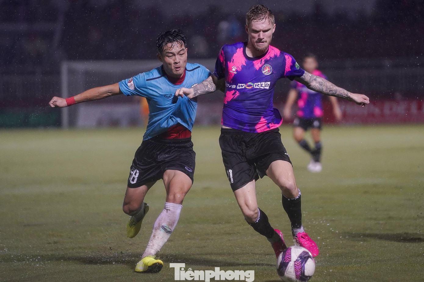 Sài Gòn FC bắn phá liên tục từ các tuyến, các bài tấn công khá đa dạng khiến hàng thủ HLHT vất vả chống đỡ.