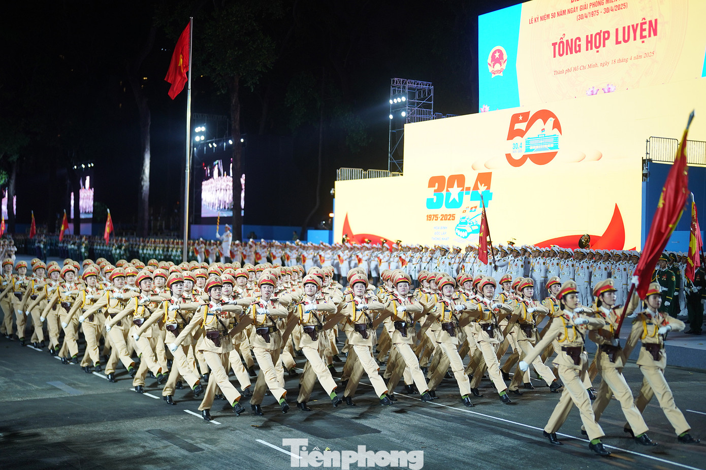 Tối 18/4, tại TPHCM, các khối Quân đội, Công an tổng hợp luyện diễu binh, diễu hành chuẩn bị Lễ Kỷ niệm 50 năm Ngày Giải phóng miền Nam, thống nhất đất nước (30/4/1975 - 30/4/2025). Ảnh: Phạm Nguyễn - Duy Anh - Duy Quang/ TPO.