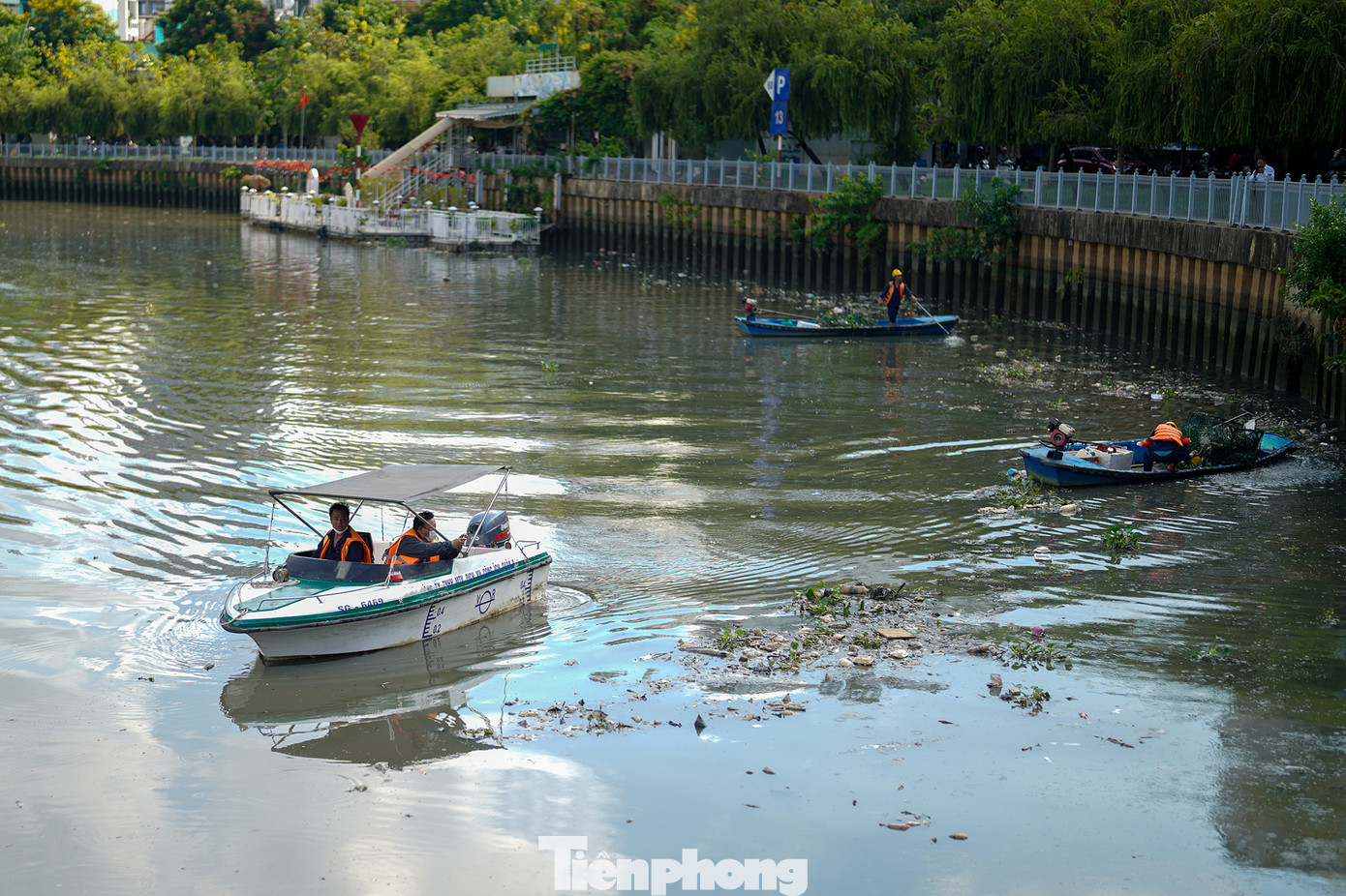 Hình ảnh ghi nhận tại bến tàu thuyền Nhiêu Lộc ở đoạn đầu quận 3. Một cán bộ môi trường đi ghi nhận hình ảnh thu gom cá chết trên mặt kênh. Hình ảnh ghi nhận tại bến tàu thuyền Nhiêu Lộc ở đoạn đầu quận 3. Một cán bộ môi trường đi ghi nhận hình ảnh thu gom cá chết trên mặt kênh.