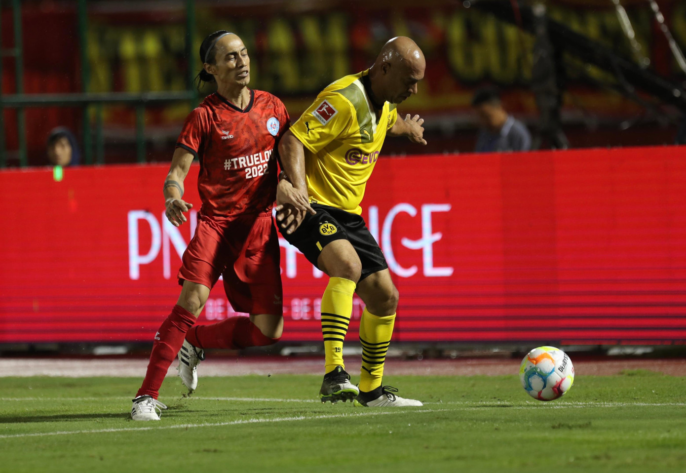 Ca sĩ Anh Khoa vất vả khoá chặt Tanko. Ca sĩ Anh Khoa vất vả khoá chặt Tanko.