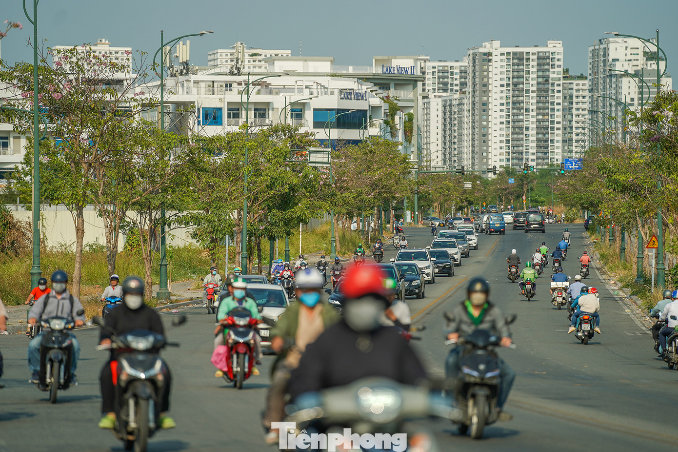 Tổng số dân định cư của Khu đô thị mới Thủ Thiêm là 130.000 người. Cơ sở hạ tầng hoàn thiện, số lượng dự án bất động sản đang bàn giao tăng nhanh khiến xe cộ lưu thông qua các tuyến đường ở khu đô thị này ngày càng tăng.