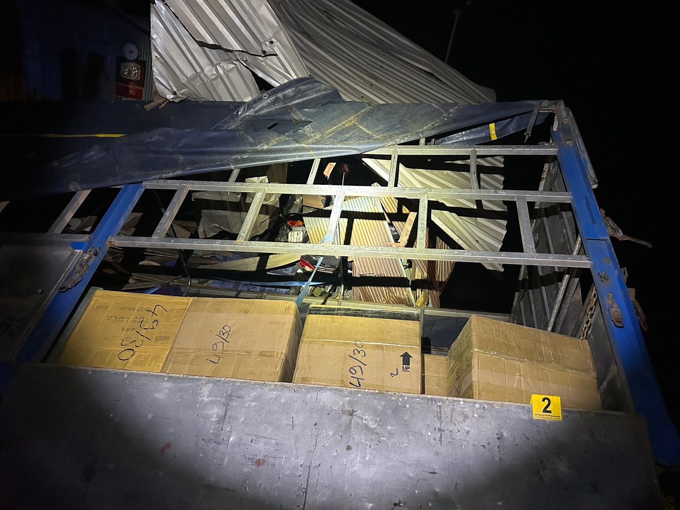 Hiện trường xe chở pháo lậu lao vào nhà dân. Hiện trường xe chở pháo lậu lao vào nhà dân.