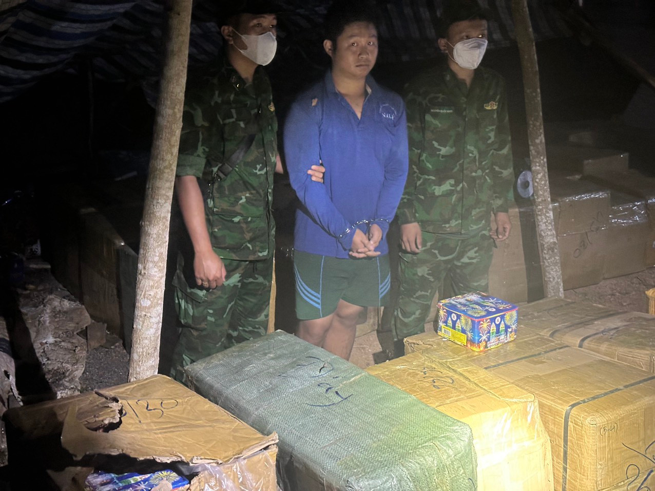 Đối tượng Lê Văn Quyền cùng tang vật. Đối tượng Lê Văn Quyền cùng tang vật.