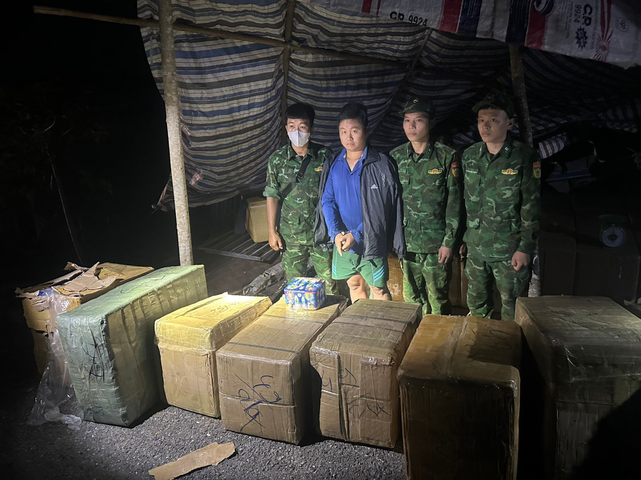 Đối tượng Lê Văn Quyền cùng tang vật. Đối tượng Lê Văn Quyền cùng tang vật.