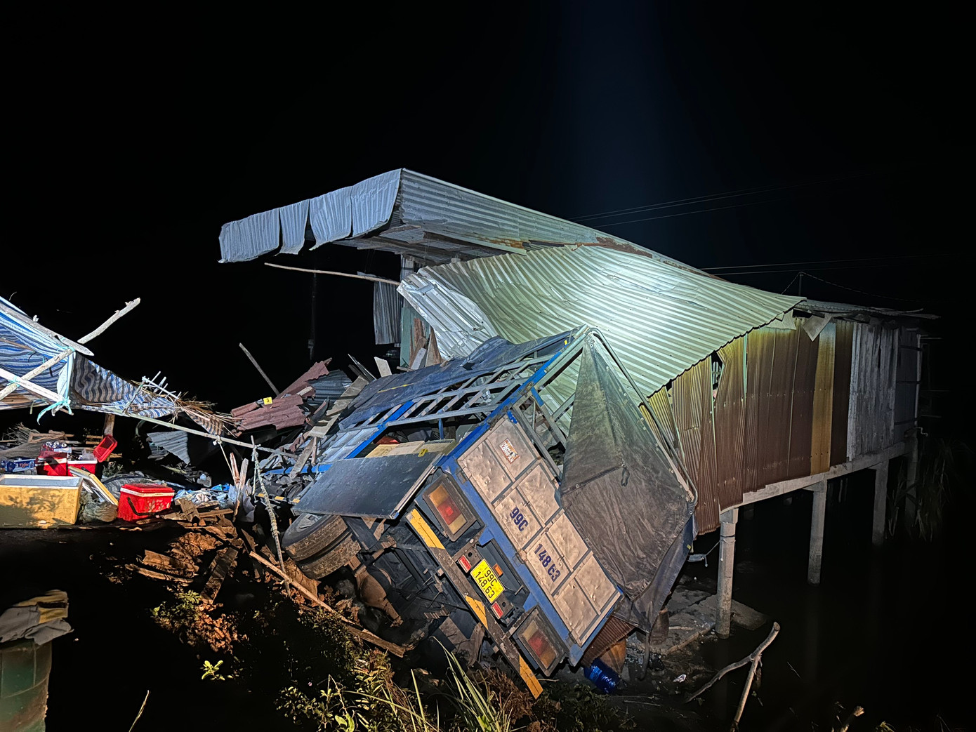 Hiện trường xe chở pháo lậu lao vào nhà dân. Hiện trường xe chở pháo lậu lao vào nhà dân.