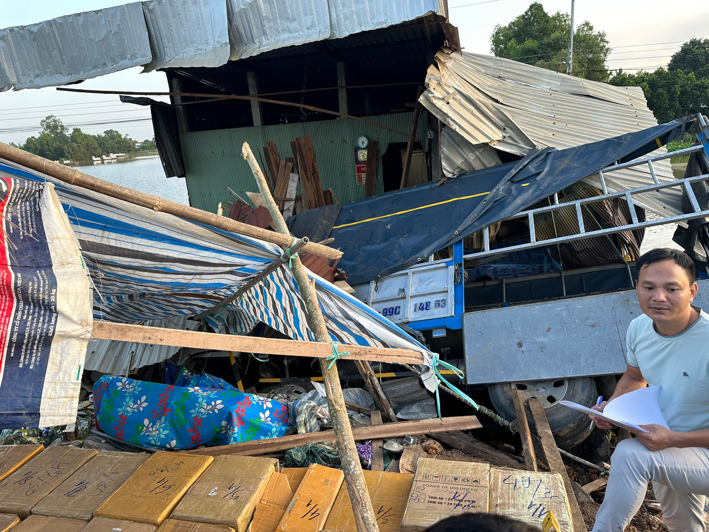 Hiện trường xe chở pháo lậu lao vào nhà dân. Hiện trường xe chở pháo lậu lao vào nhà dân.