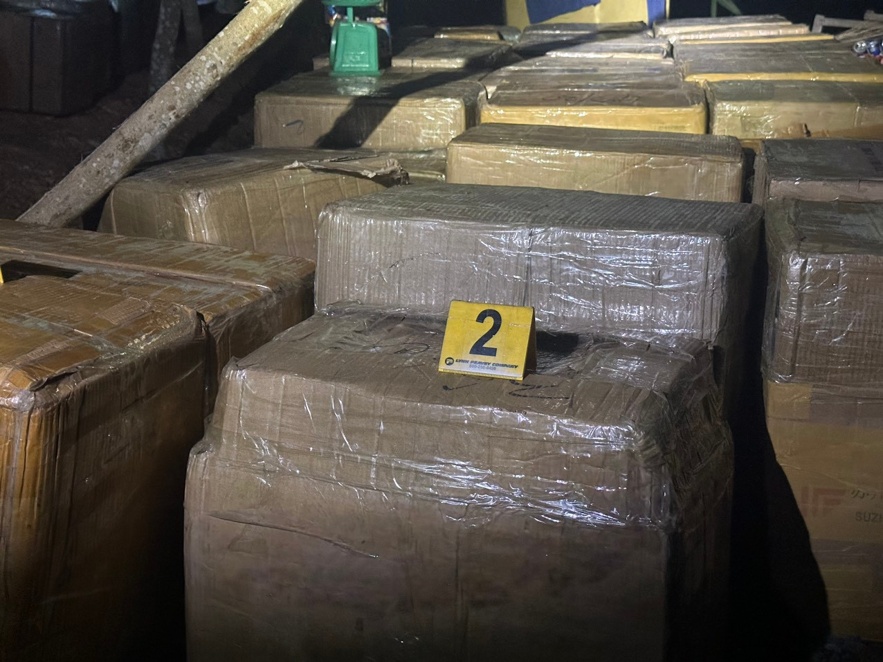 Đối tượng Lê Văn Quyền cùng tang vật. Đối tượng Lê Văn Quyền cùng tang vật.