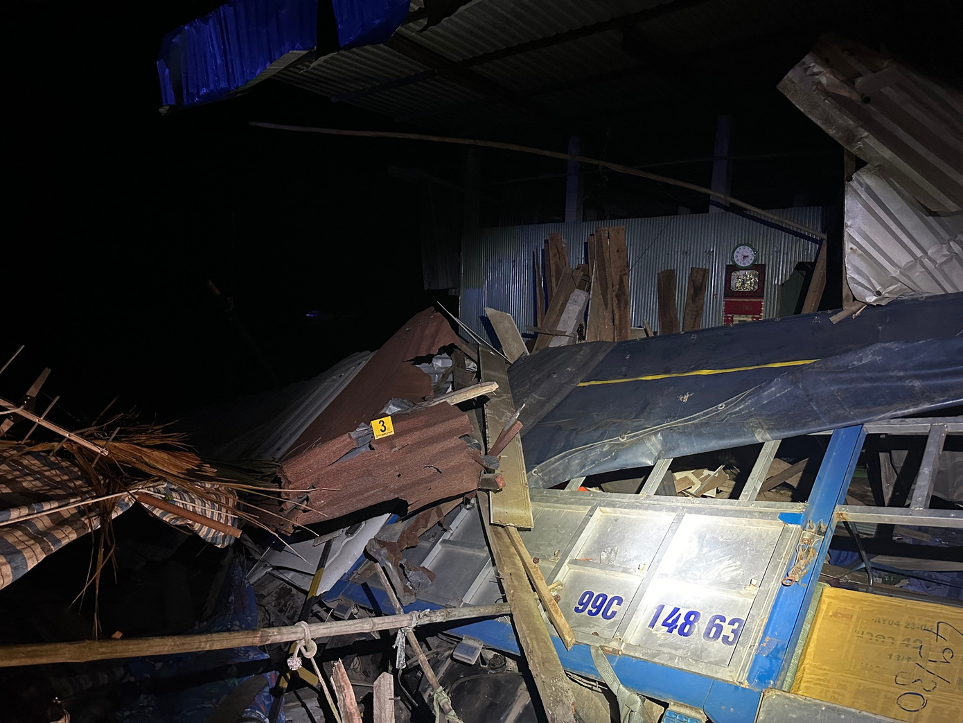 Hiện trường xe chở pháo lậu lao vào nhà dân. Hiện trường xe chở pháo lậu lao vào nhà dân.