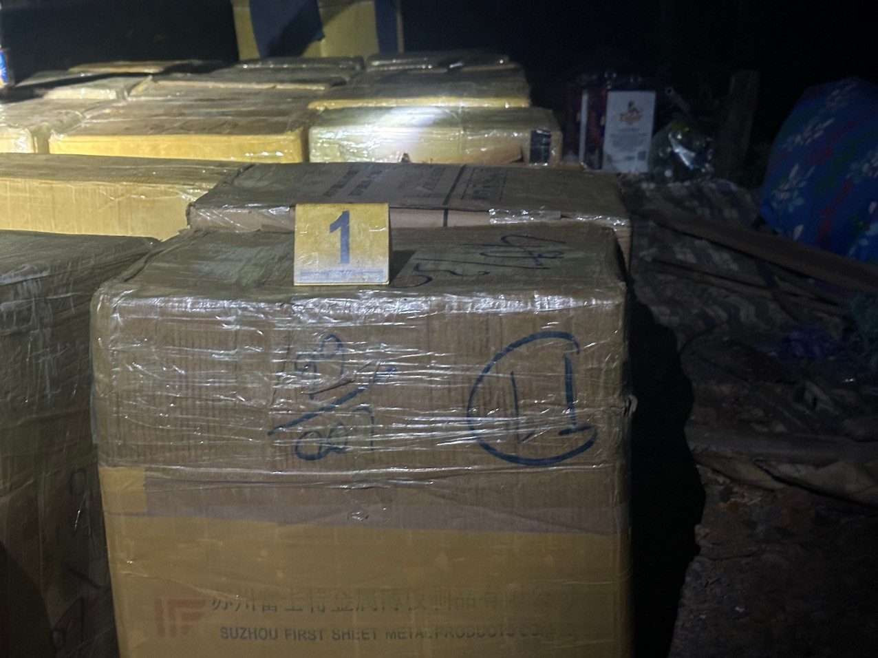 Đối tượng Lê Văn Quyền cùng tang vật. Đối tượng Lê Văn Quyền cùng tang vật.