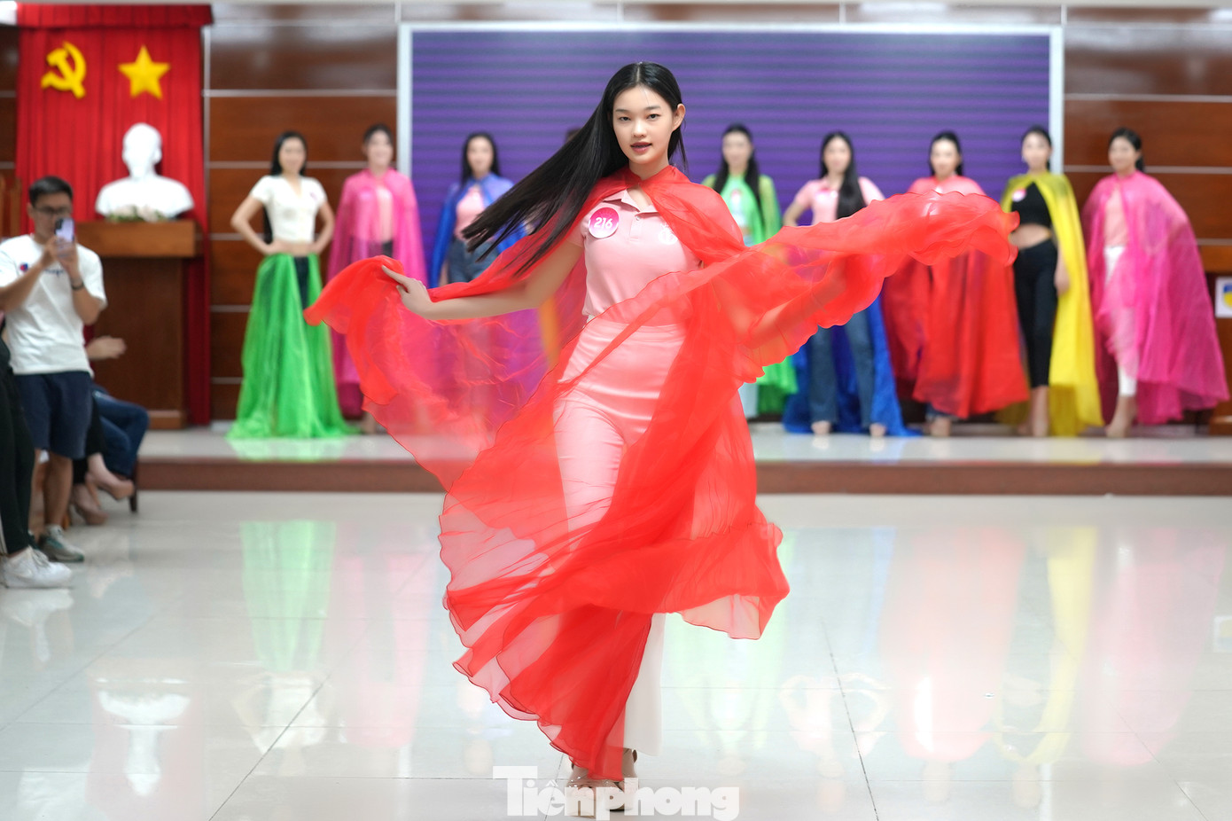 Người đẹp Bé Quyên tại buổi tập luyện xử lý tà áo dạ hội cùng huấn luyện viên catwalk Nguyễn Hưng Phúc. Lợi thế của người đẹp Bến Tre là khả năng trình diễn, phối hợp cơ thể và biểu cảm gương mặt.