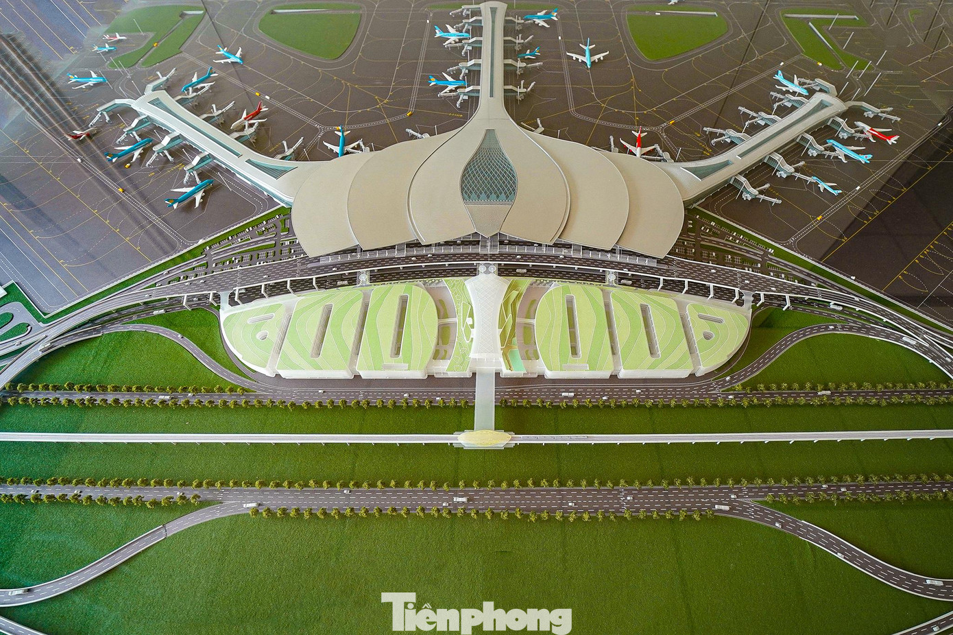 Về vị trí, từ sân bay Long Thành đến TP.HCM chỉ mất khoảng 40 phút. Đây là một điểm vô cùng thuận lợi của sân bay Long Thành. Do đó, nếu có quy hoạch xây dựng tốt cho khu vực phụ cận sân bay Long Thành sẽ mang lại hiệu quả kinh tế rất lớn. Về vị trí, từ sân bay Long Thành đến TP.HCM chỉ mất khoảng 40 phút. Đây là một điểm vô cùng thuận lợi của sân bay Long Thành. Do đó, nếu có quy hoạch xây dựng tốt cho khu vực phụ cận sân bay Long Thành sẽ mang lại hiệu quả kinh tế rất lớn.