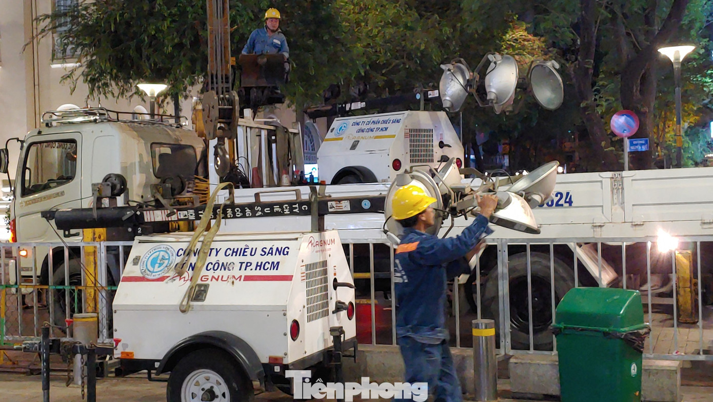 Nhân viên điện lực xử lý hệ thống đèn chiếu sáng.