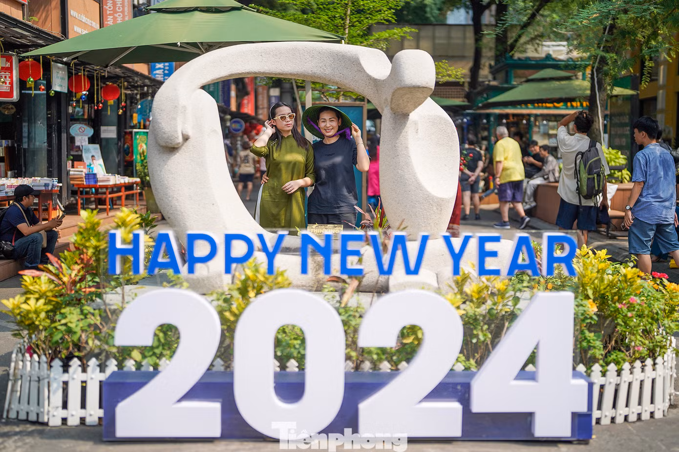 Bạn Trish Kỳ Thư Nguyễn (áo dài xanh, SN 2009) được mẹ cho về Việt Nam để du xuân, đón Tết. Chị Hiền, mẹ của Trish kể: "Bé về Việt Nam được 3 lần kể từ khi ra nước ngoài lúc 18 tháng tuổi. Đây là lần đầu tiên tôi cho bé chụp vì thấy thành phố thay da đổi thịt, có một diện mạo hoàn toàn mới và hiện đại. Tôi ấn tượng với phố đi bộ Nguyễn Huệ, cầu Thủ Thiêm 2, bờ sông TP Thủ Đức...".