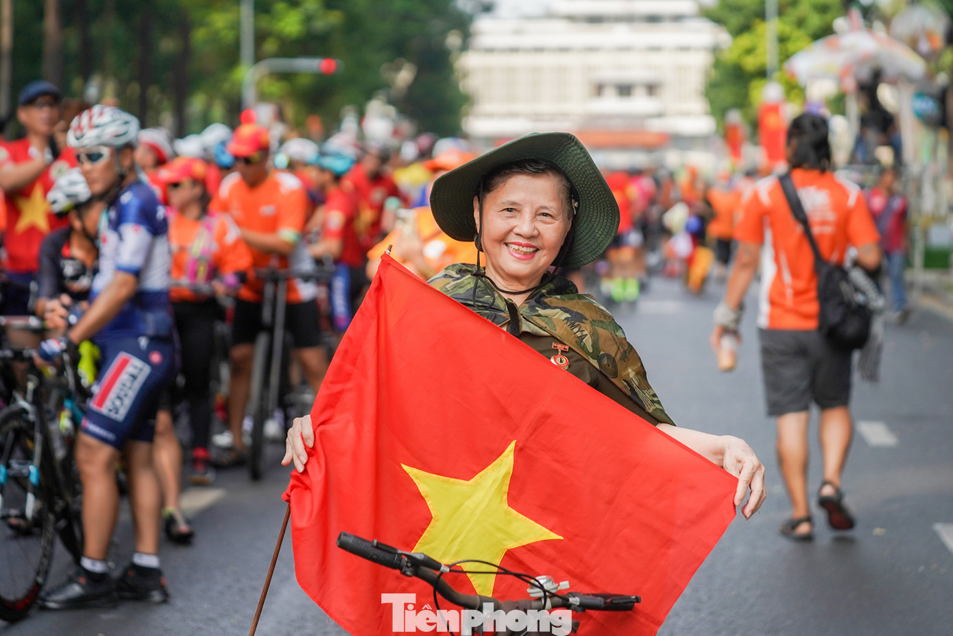 Cô Nguyễn Thị Thảo (76 tuổi, ngụ phường Bến Nghé, quận 1, cựu chiến binh quận 1) cho biết: &quot;Không khí rất vui khiến tôi nhớ về thời gian sau ngày giải phóng. Lúc đó chúng tôi chứng kiến dòng người kéo vào trung tâm thành phố để ăn mừng chiến thắng&quot;.